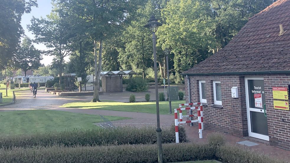 Durch das Förderprogramm soll in Ostrhauderfehn vor allem das Rathaus-Umfeld mit Tourist-Information (rechts) und Wohnmobilstellplatz (hinten) attraktiver gestaltet werden. Foto: Zein