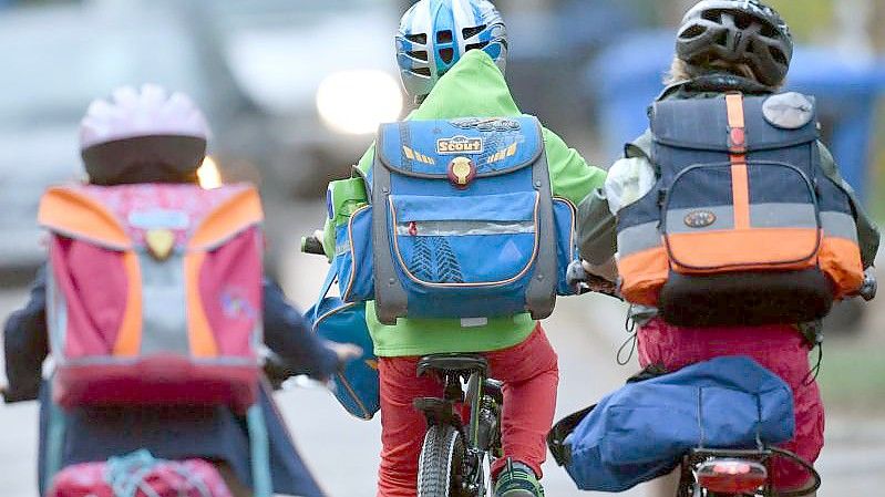 Kinder unter 12 Jahren können sich noch nicht gegen das Coronavirus impfen lassen. Foto: Ralf Hirschberger/dpa/Symbobild