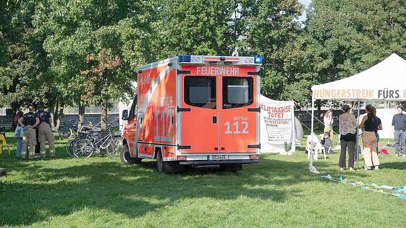 Im Berliner Regierungsviertel befinden sich mehrere Klimaaktivisten seit Tagen in einem Hungerstreik. Nun musste einer von ihnen per Notarzt ins Krankenhaus gebracht werden. Foto: Paul Zinken/dpa