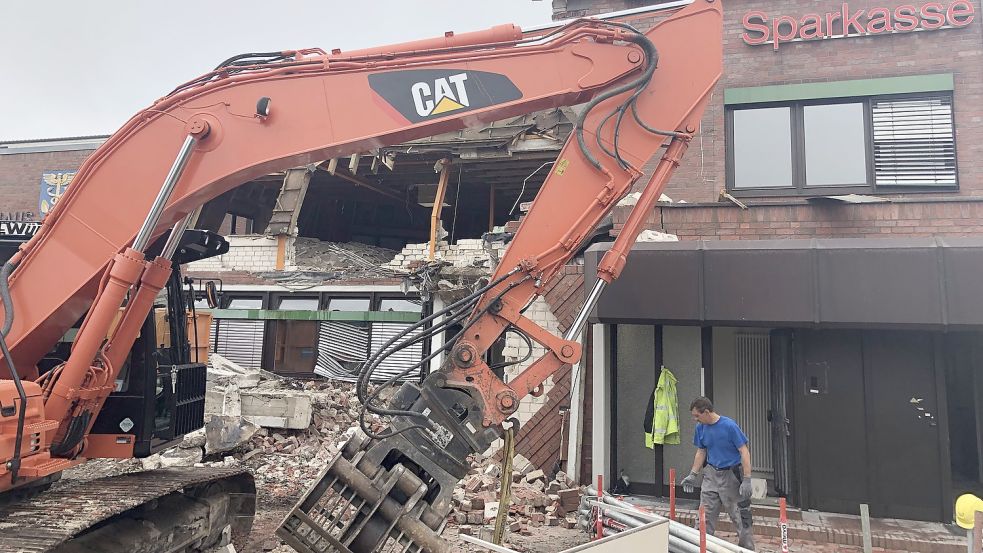 Das alte Sparkassen-Gebäude in Westrhauderfehn wird jetzt abgerissen. Foto: Zein