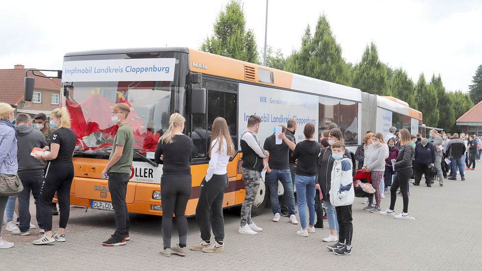 Vor dem Impfmobil des Landkreises Cloppenburg bildeten sich am Montag lange Schlangen, als in Barßel eine Impfaktion stattfand. 196 Menschen ließen sich dort gegen Corona impfen – etwa die Hälfte mit dem Vakzin von Biontech, die andere Hälfte mit dem von Johnson & Johnson. Foto: Passmann