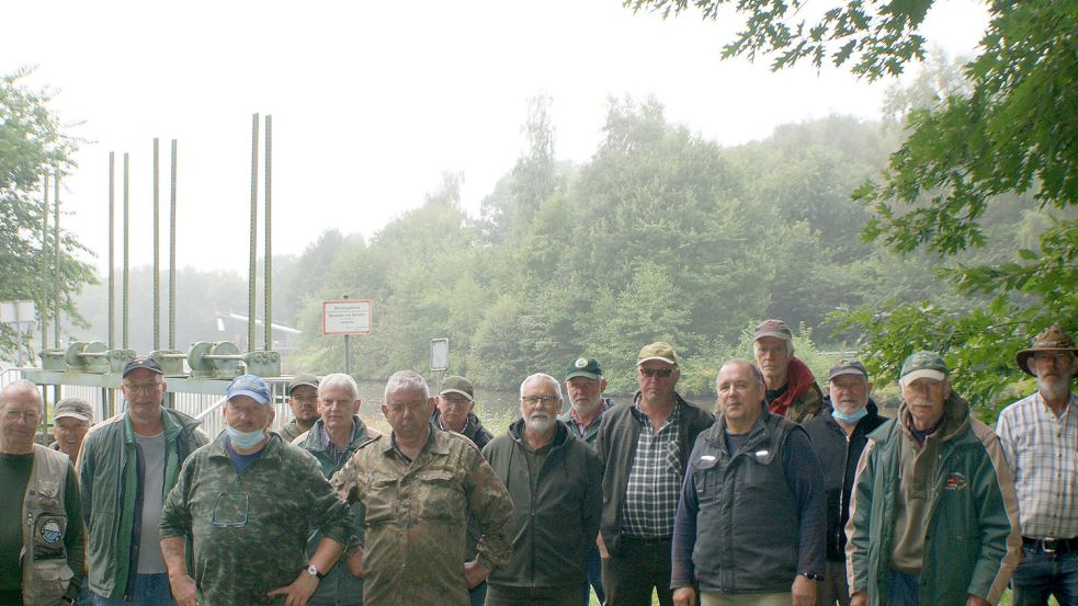 Die Angler der Saterländer Ortsgruppe des Fischereivereies für den Bezirk der Friesoyther Wasseracht vor ihrem ersten Kontrollangeln seit langem. Foto: Budde
