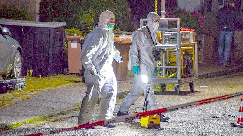 Beamte der Spurensicherung bei der Arbeit in Bammental. Foto: Julian Buchner/dpa