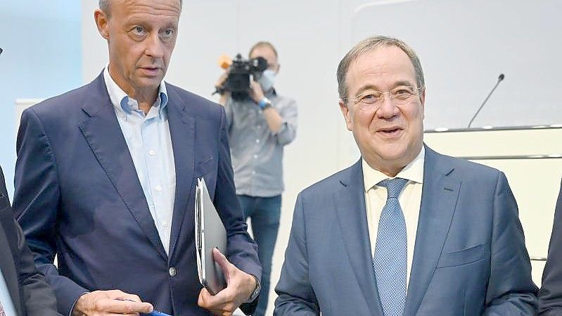 Die CDU-Politiker Friedrich Merz (l) und Armin Laschet sprechen sich gegen Steuererhöhungen aus. Foto: Bernd Weißbrod/dpa