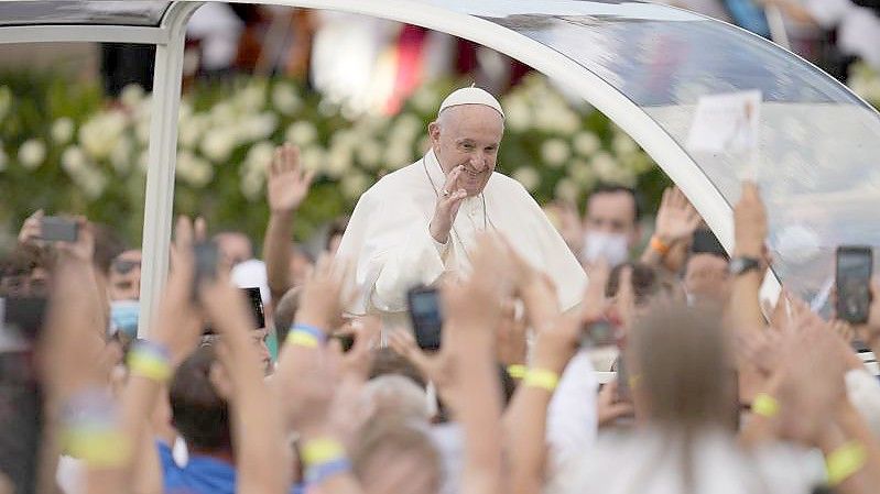 Papst Franziskus trifft sich mit jungen Menschen im slowakischen Kosice. Foto: Darko Vojinovic/AP/dpa