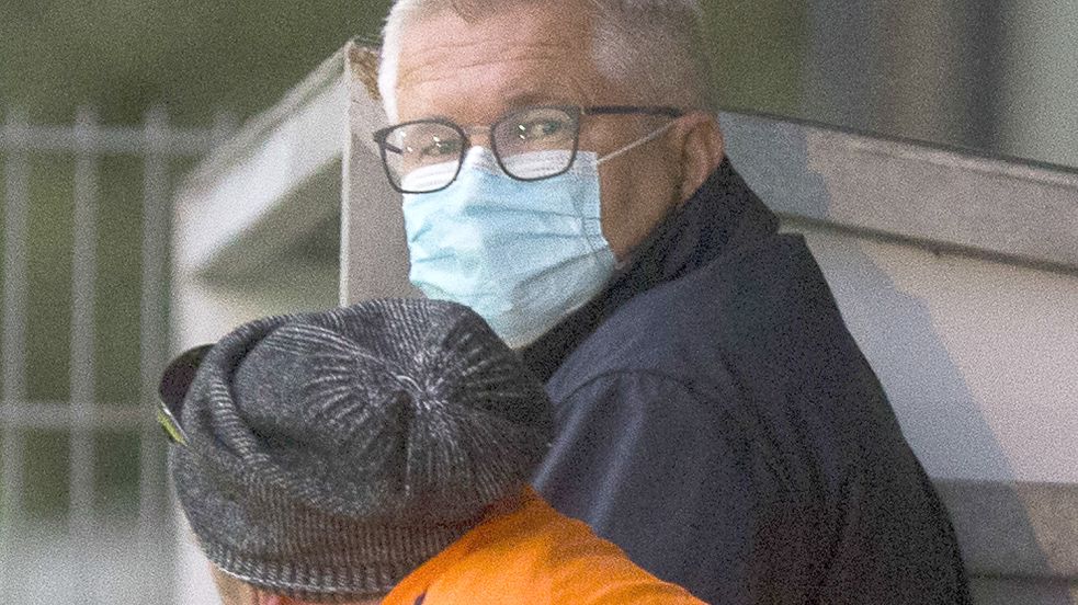 HSC-Manager Carsten Schult (mit Maske) hat sich beim BSV Kickers höchst unbeliebt gemacht.