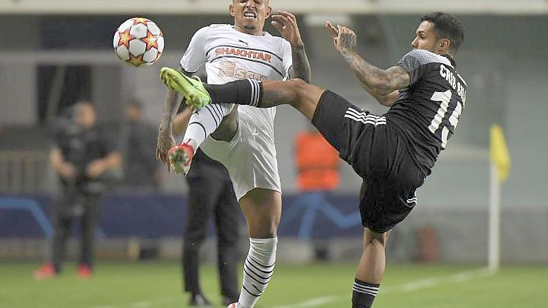 Dani Carvajal (vorn) von Real Madrid kämpft mit Ivan Perisic (hinten von Inter Mailand um den Ball. Foto: Antonio Calanni/AP/dpa