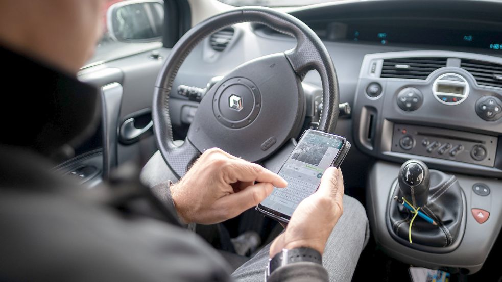 Wer während der Autofahrt mit dem Smartphone beschäftigt ist, ist im Blindflug unterwegs. Symbolfoto: Steffen/DPA