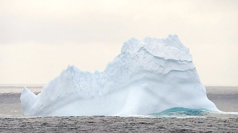 Ein treibender Eisberg vor der Küste der Antarktis. Foto: Liu Shiping/XinHua/dpa