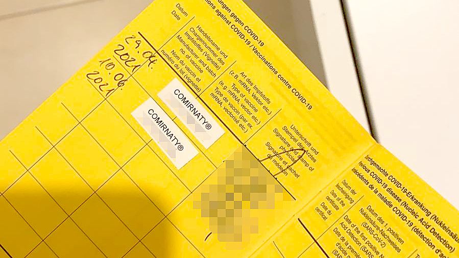 Beim gefälschten Impfpass ist der rechteckige Sticker auffällig – der im Heseler Impfzentrum nicht genutzt wird. Foto: privat