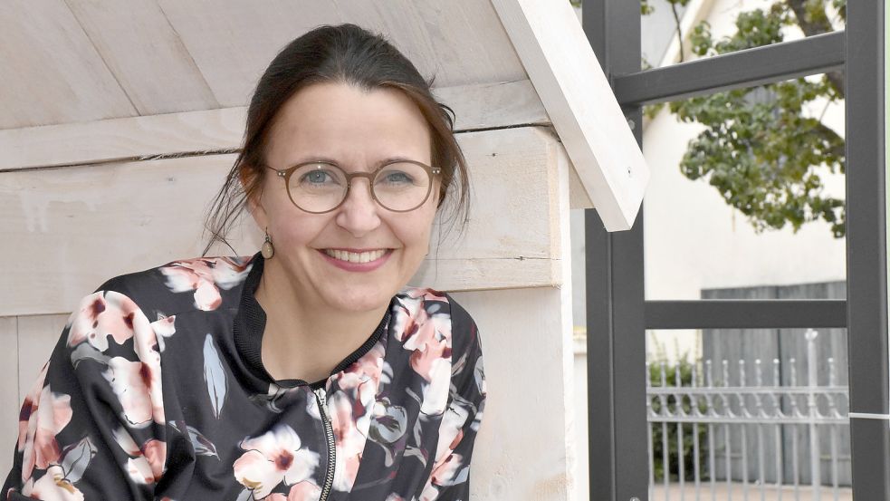 Fühlt sich sichtbar wohl in ihrem Wohnort Lohne und im Oldenburger Münsterland: Dr. Tanja Meyer, Bundestagskandidatin der Grünen. Foto: Berg