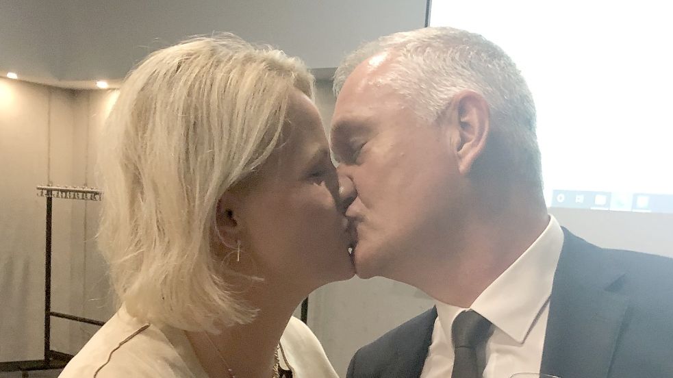 Der Moment des Sieges: Ostrhauderfehns Bürgermeister Günter Harders küsst am Wahlabend seine Frau Ilona Harders-Bluhm. Foto: Zein