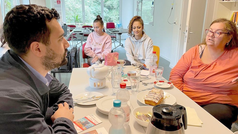 Ferhat Asi besuchte den Awo-Jugendmigrationsdienst in Leer. Er tauschte sich unter anderem mit Christina Ribani (rechts) aus. Foto: Nording