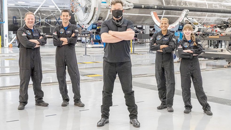 Elon Musk (M) mit der Crew der „Inspiration 4“, die ausschließlich aus Privatpersonen besteht. Foto: John Kraus