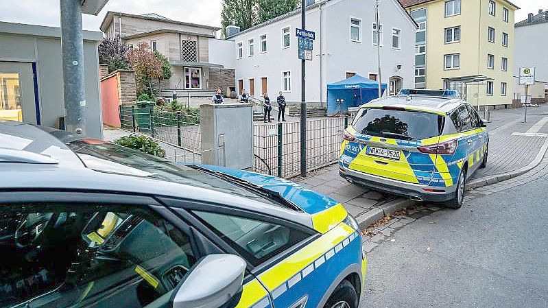 Polizeifahrzeuge vor der Synagoge in Hagen. Foto: Markus Klümper/Sauerlandreporter/dpa