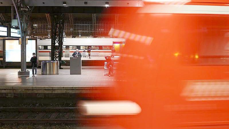 Im Tarifkonflikt bei der Deutschen Bahn scheinen die Verhandlungen Fortschritte gemacht zu haben. Foto: Oliver Berg/dpa