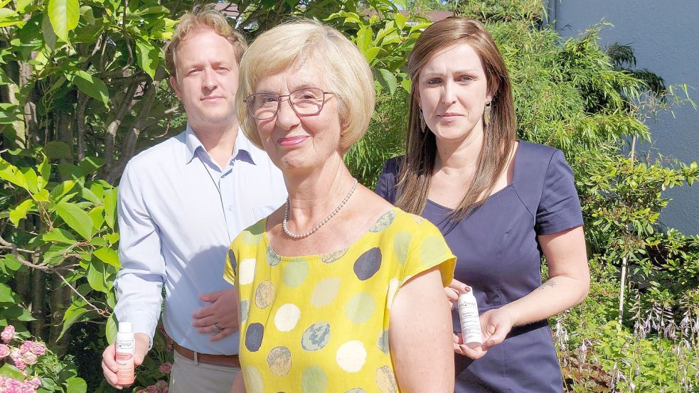 Markus Pontow hat gemeinsam mit seiner Schwiegermutter Ingrid und seiner Frau Judith das Hand-Desinfektionsmittel „Cor-Oma“ entwickelt. Foto: privat