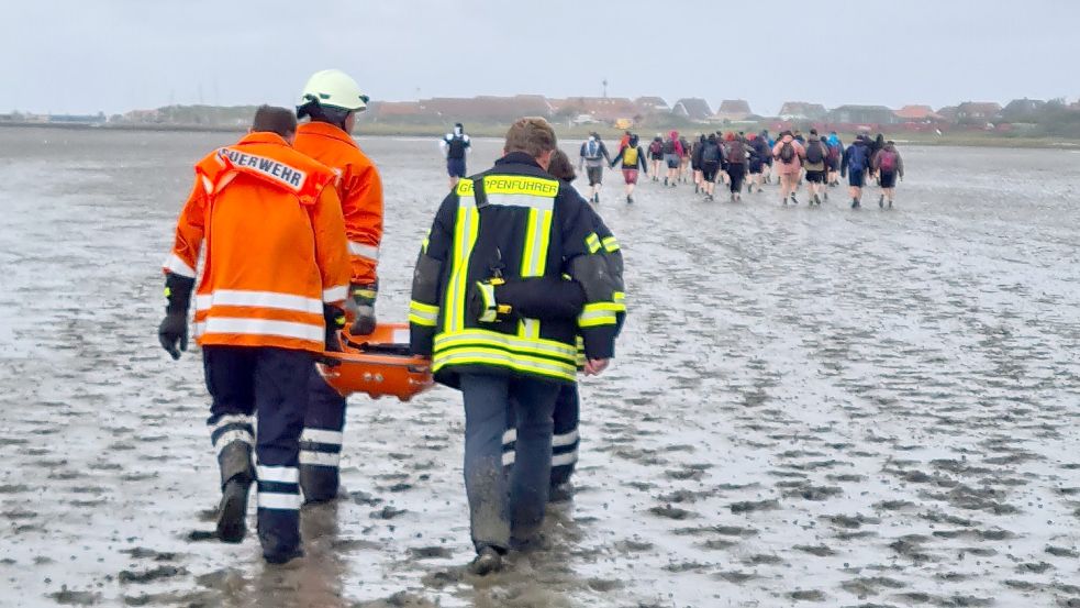 Die Einsatzkräfte der Inselfeuerwehr mussten einen verletzten Mann aus dem Watt bergen. Foto: Inselfeuerwehr Baltrum