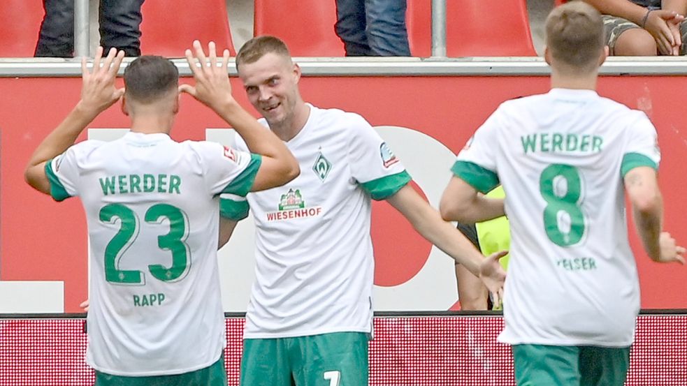 Ex-Profi Hans-Jürgen Gundelach ist überzeugt, dass die Werder-Profis (von links) Nicolai Rapp, Marvin Ducksch und Mitchell Weiser auch nach dem Derby gegen den Hamburger SV jubeln werden. Foto: dpa/Armin Weigel