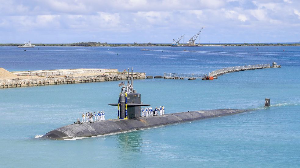 Rückkehr von großer Fahrt: das schnelle Angriffs-U-Boot USS Oklahoma City (SSN 723) der Los-Angeles-Klasse läuft im US-Marinestützpunkt Guam ein. Mit einem neuen Sicherheitspakt im Indopazifik haben die USA, Großbritannien und Australien ein deutliches Signal an China gesendet. Foto: Naomi Johnson/US Navy Office of Information/dpa