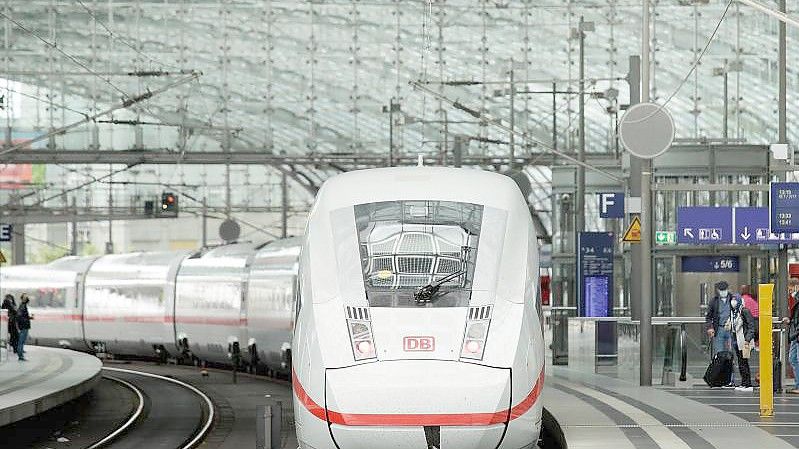 Die Deutsche Bahn und die Lokführergewerkschaft GDL haben sich auf einen Tarifvertrag verständigt. Foto: Carsten Koall/dpa
