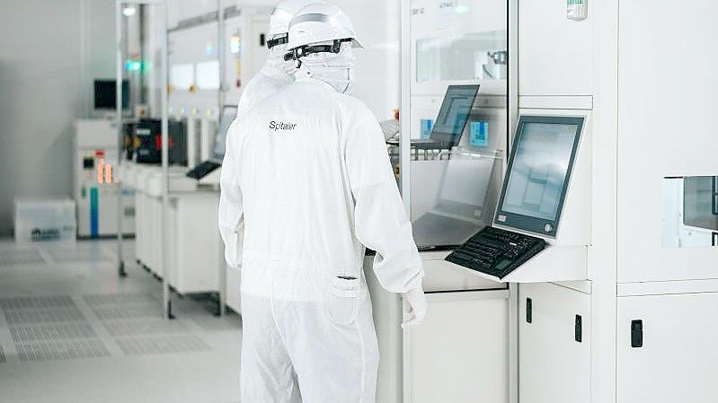 Reinraum in der neuen Chipfabrik von Infineon. Mitten im weltweiten Chipmangel eröffnet der Halbleiterkonzern sein neues Werk im österreichischen Villach. Foto: Infineon/dpa