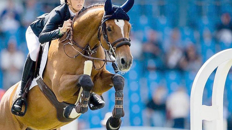 Beste Deutsche beim Preis von Nordrhein-Westfalen: Jana Wargers auf „Limbridge“ überspringt ein Hindernis. Foto: Rolf Vennenbernd/dpa