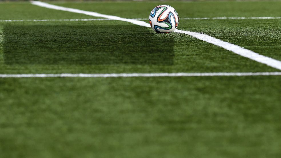 Ein Ball hüpft über Kunstrasen: Das wünschen sich sechs Sportvereine in Moormerland. Foto: Ortgies/Archiv