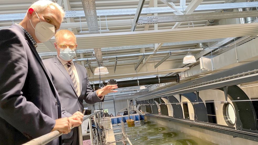 Prof. Dr. Jann Strybny (rechts) erklärte Niedersachsens Wissenschaftsminister Björn Thümler die neue 20 Meter lange Präzisionsglasrinne. Foto: Nording