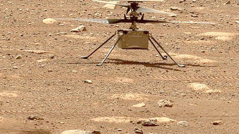 Der Mars-Hubschrauber „Ingenuity“ muss seine Rotorblätter künftig noch schneller drehen - die Luft wird dünner. Foto: NASA/JPL-Caltech/dpa