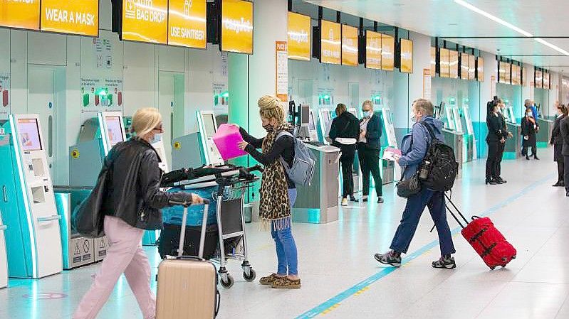 In England ist die Nachfrage nach Urlaubsreisen sprunghaft gestiegen, nachdem die britische Regierung eine Lockerung der Corona-Reiseregeln angekündigt hat. Foto: David Parry/PA Wire/dpa