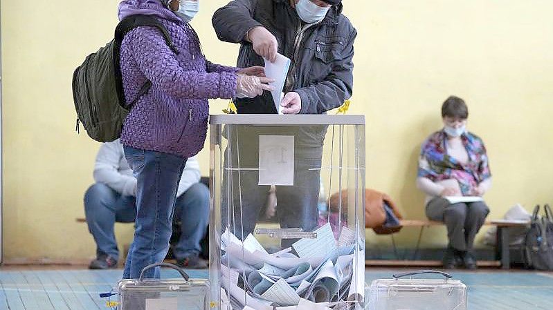 Unter weitgehendem Ausschluss prominenter Oppositioneller hat in Russland die dreitägige Parlamentswahl begonnen. Foto: Dmitri Lovetsky/AP/dpa