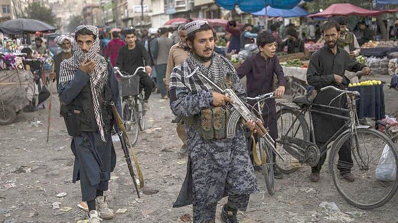 Seit der Machtübernahme der Taliban haben afghanische Medienschaffende mit Repressalien zu kämpfen. Nun erbitten sie Hilfe. Foto: Bernat Armangue/AP/dpa
