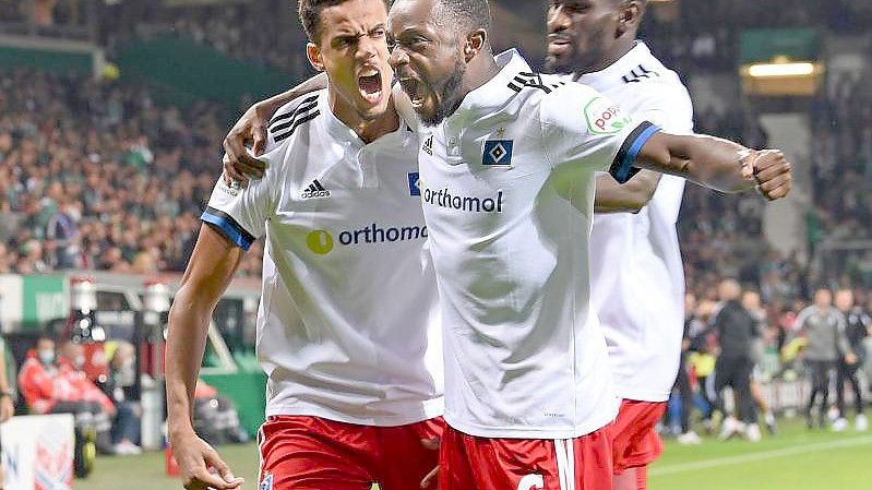 Torschütze Robert Glatzel, Bakery Jatta und David Kinsombi (l-r) jubeln über die Hamburger 1:0-Führung im Nord-Derby. Foto: Carmen Jaspersen/dpa