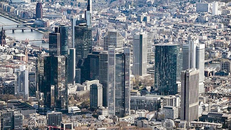 Die Innenstadt von Frankfurt am Main mit dem Bankenviertel - die getrennten Tarifverhandlungen für die öffentlichen und privaten Banken in Deutschland gehen in die nächste Runde. Foto: Uli Deck/dpa