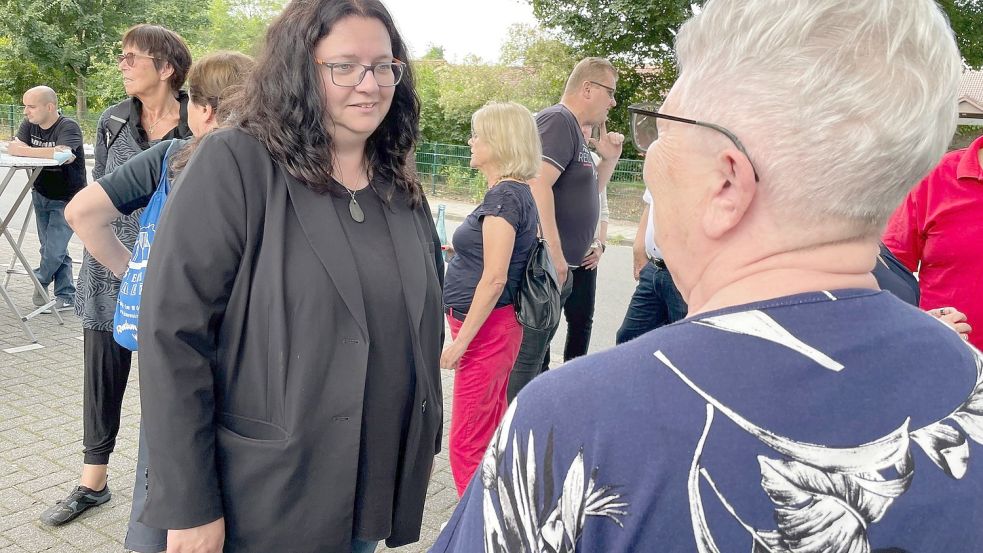 Tiefe Gespräche führt Anja Troff-Schaffarzyk auch auf der Straße, so wie hier in Leer. Foto: Nording