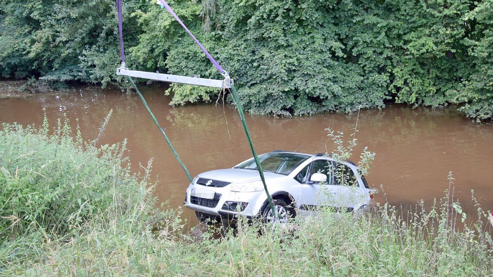 Feuerwehrleute befestigten den untergegangen Wagen an Gurten. Ein Abschleppunternehmen barg das Fahrzeug anschließend aus der Sagter Ems. Foto: Feuerwehr