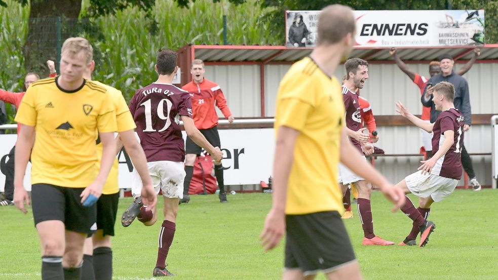 Jubel bei den Platzherren – Frust beim Gegner nach dem 2:0: Marc Schulte freut sich mit dem Torschützen Tom Oltmann. Foto: Damm