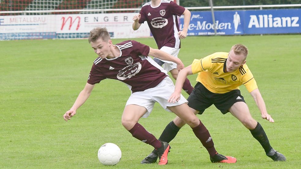 TuRa-Spieler Marc Schulte (links) im Zweikampf gegen Tammo Albers. Foto: Damm