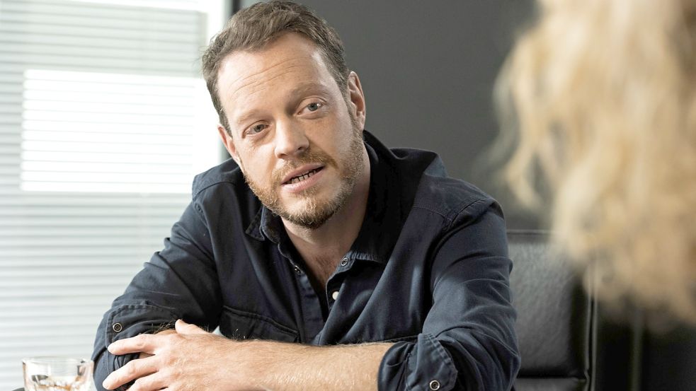 Erinnert sich an einen Fall von früher: Assi Norbert Jütte (Roland Riebeling), im Gespräch mit Psychologin Lydia Rosenberg (Juliane Köhler). Foto: WDR/Bavaria Fiction GmbH/Martin Valentin Menke
