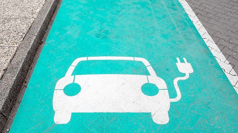 Ab dem Sommer 2023 müssen in Ladesäulen für E-Autos Kartenlesegeräte eingebaut sein. Foto: Jan Woitas/zb/dpa/Symbolbild