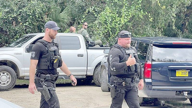 Polizisten suchen im weitläufigen Carlton Reserve in Sarasota, Florida nach dem Freund von Gabrielle „Gabby“ Petito. Foto: Uncredited/North Port Police Department via AP/dpa