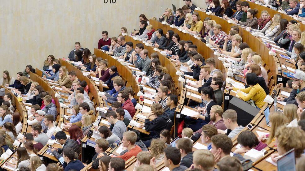 Studierende der Georg-August-Universität sitzen im Zentralen Hörsaalgebäude. Die großen Universitäten in Niedersachsen wollen zum Start des diesjährigen Wintersemesters wieder so weit möglich in den Präsenzunterricht zurückkehren. Foto: Swen Pförtner/dpa