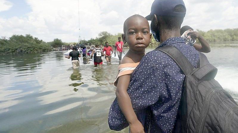 Haitianische Migranten benutzen einen Damm bei Del Rio, Texas, um von Mexiko aus in die Vereinigten Staaten zu gelangen. Foto: Eric Gay/AP/dpa