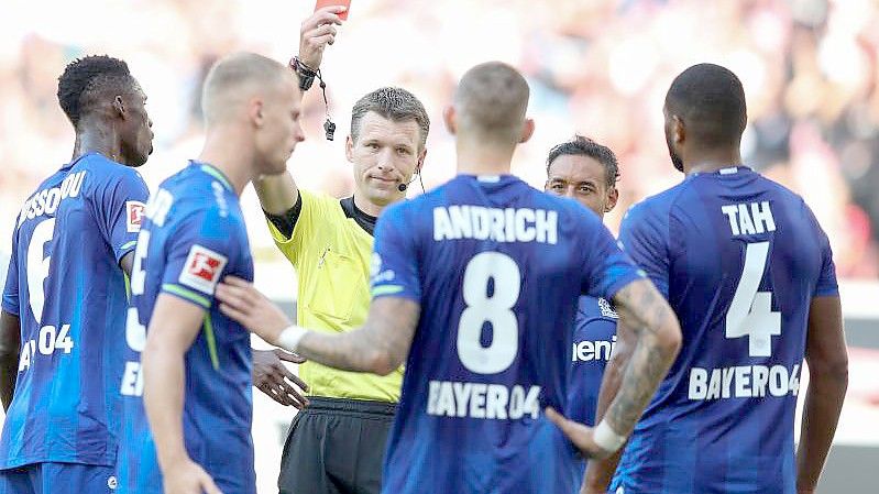 Leverkusen spielte nach einem Platzverweis von Robert Andrich (M) lange Zeit in Unterzahl. Foto: Tom Weller/dpa