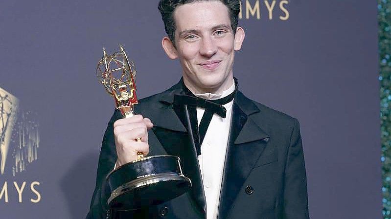 Josh O'Connor, Gewinner des Preises für den herausragenden Hauptdarsteller in einer Dramaserie für "The Crown", posiert bei den Emmy Awards. Foto: Chris Pizzello/Invision via AP/dpa