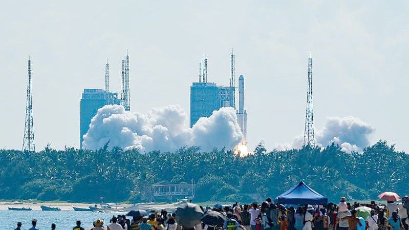 Eine Rakete vom Typ „Langer Marsch 7“ mit dem Cargoschiff „Tianzhou 3“ (Himmlisches Schiff) hebt vom Weltraumbahnhof „Wenchang“ auf der südchinesischen Insel Hainan ab. Foto: Yang Guanyu/XinHua/dpa