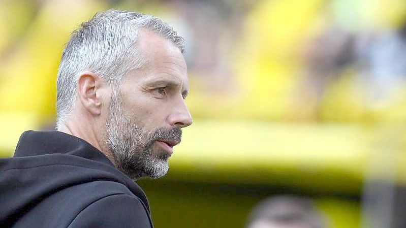 Dortmunds Trainer Marco Rose trift auf seinen alten Club. Foto: Bernd Thissen/dpa