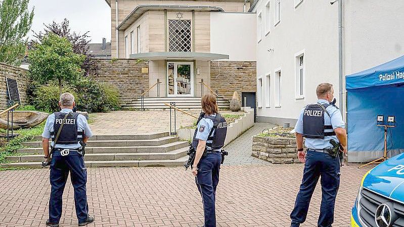 Bewaffnete Polizisten stehen vor der Synagoge in Hagen. Foto: Markus Klümper/Sauerlandreporter/dpa