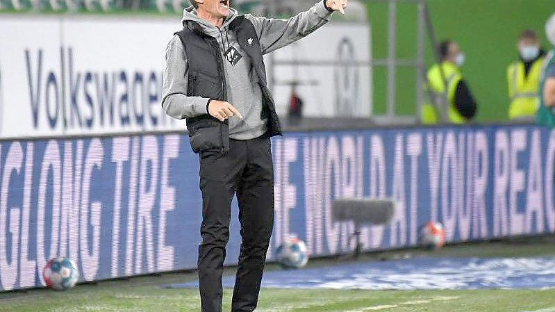 Frankfurts Trainer Oliver Glasner gestikuliert am Spielfeldrand. Foto: Swen Pförtner/dpa